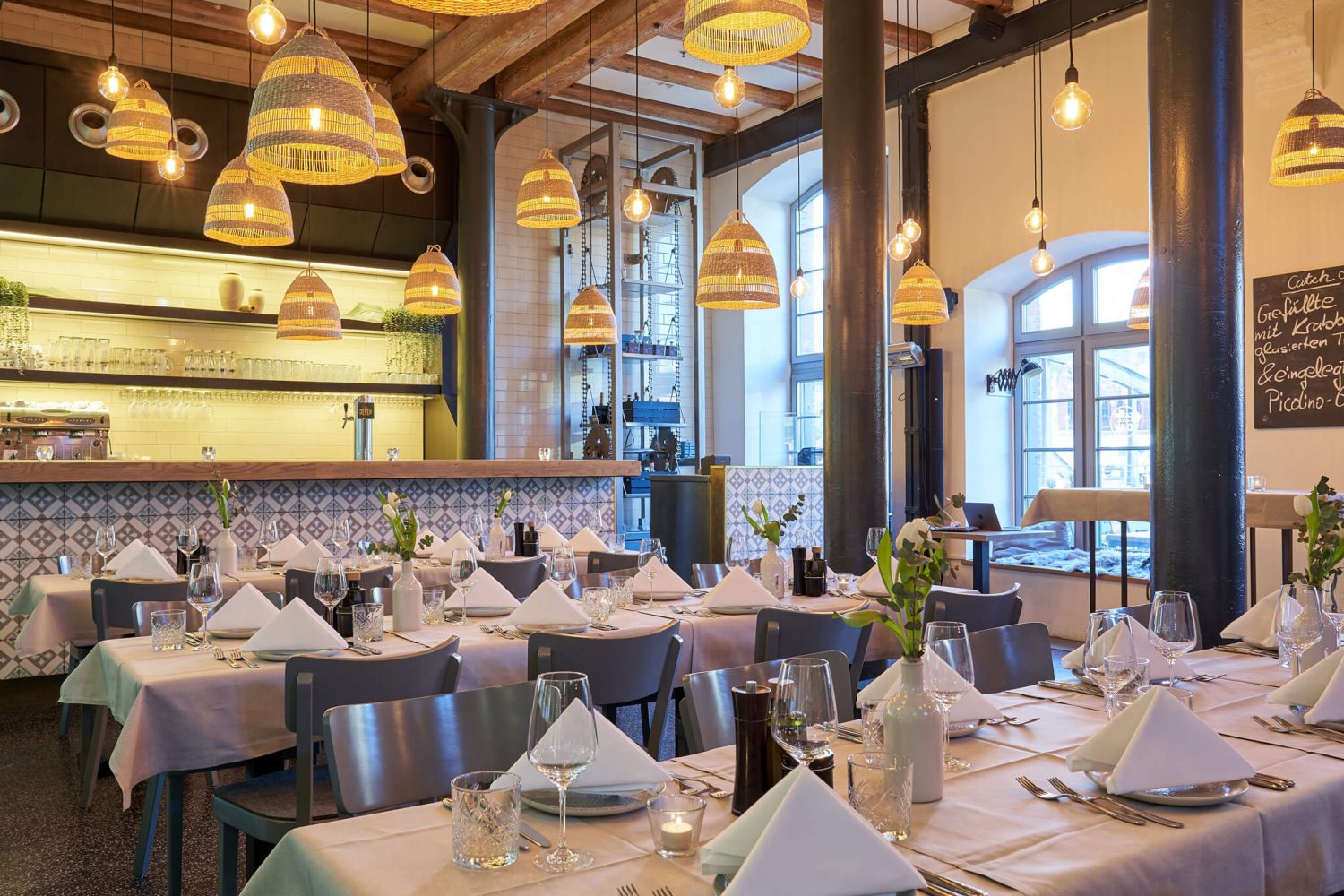 ein Speisesaal mit vielen Tischen und Stühlen, die für Alte Liebe Catering vorbereitet sind