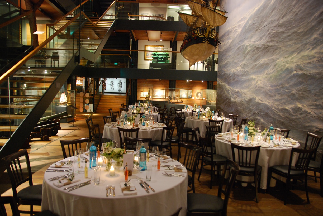 Deck 2 ein Esszimmer mit Tischen und Stühlen und einem Gemälde an der Wand, perfekt für Alte Liebe Catering Veranstaltungen