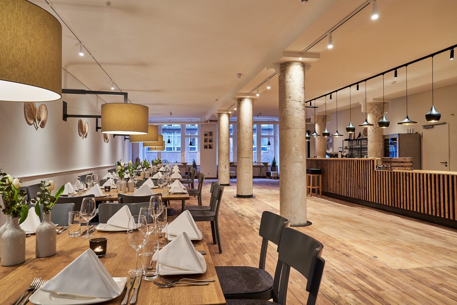 Elbhof ein Restaurant mit einem Holztisch und Stühlen, das Alte Liebe Catering bietet