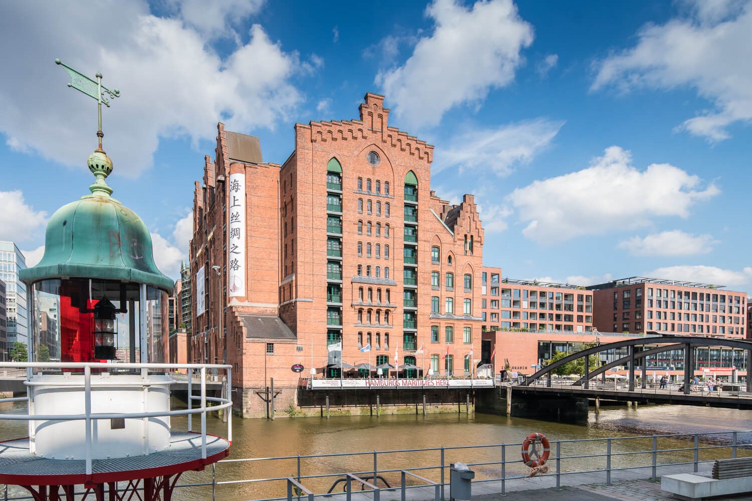 Foyer im Kaispeicher B ein großes Gebäude, das über einem Fluss neben einer Brücke steht und Alte Liebe Catering bietet